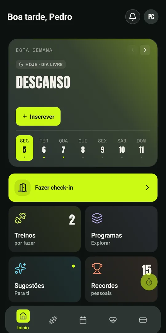 Ecrã inicial da app: o dia da semana, o botão de check-in no ginásio e atalhos para treinos, programas, sugestões e recordes.